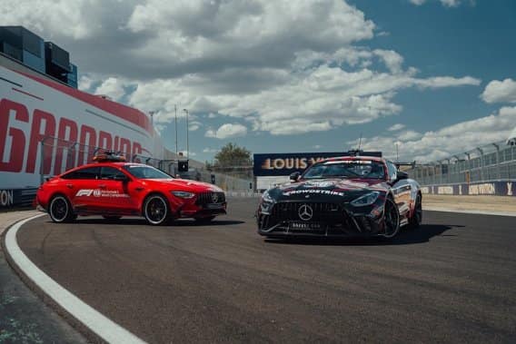Mercedes-AMG GT 63 PRO 4MATIC+ Coupé, coche de seguridad de la F1 (a la derecha), junto al coche médico