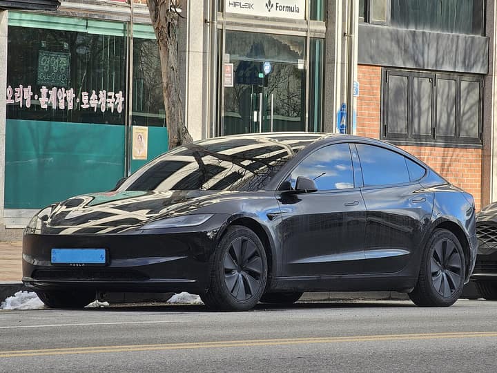 Tesla Model 3 de la generación actual en negro