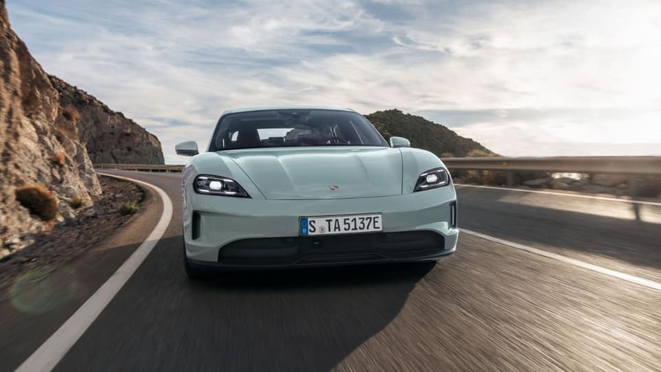 Porsche Taycan berlina de la gama actualizada en 2024, en marcha