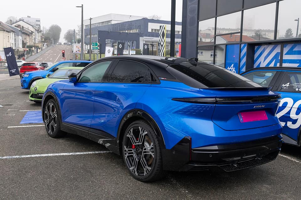 Alpine A390 GT en azul Alpine Vision visto desde atrás en un concesionario; el SUV fastback eléctrico de Alpine que se vende en España