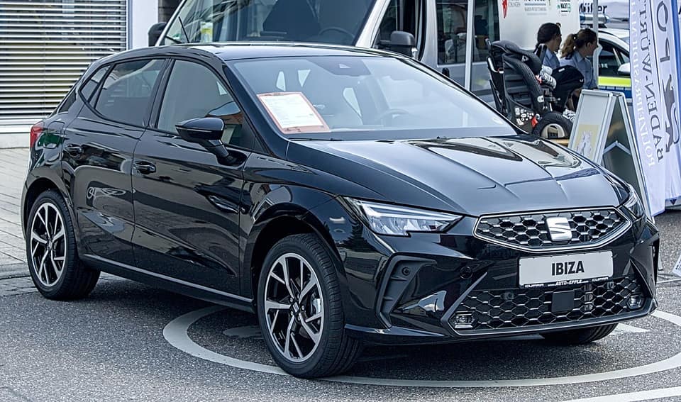 Seat Ibiza FR renovado de 2026 en negro, en una muestra de coches en Alemania