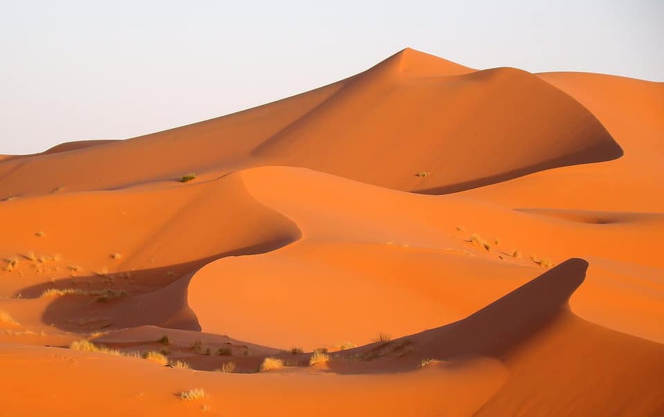 Dunas de arena del Erg Chebbi, junto a Merzouga, en el sureste de Marruecos (foto de archivo)