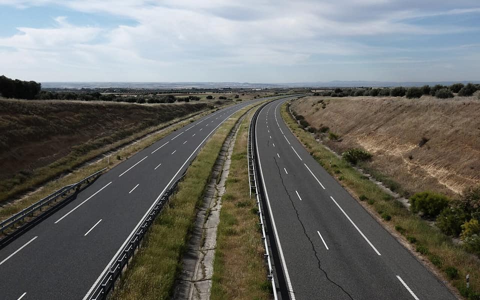 La autopista de peaje AP-41, entre Madrid y Toledo, vista desde un paso elevado con los dos sentidos sin tráfico