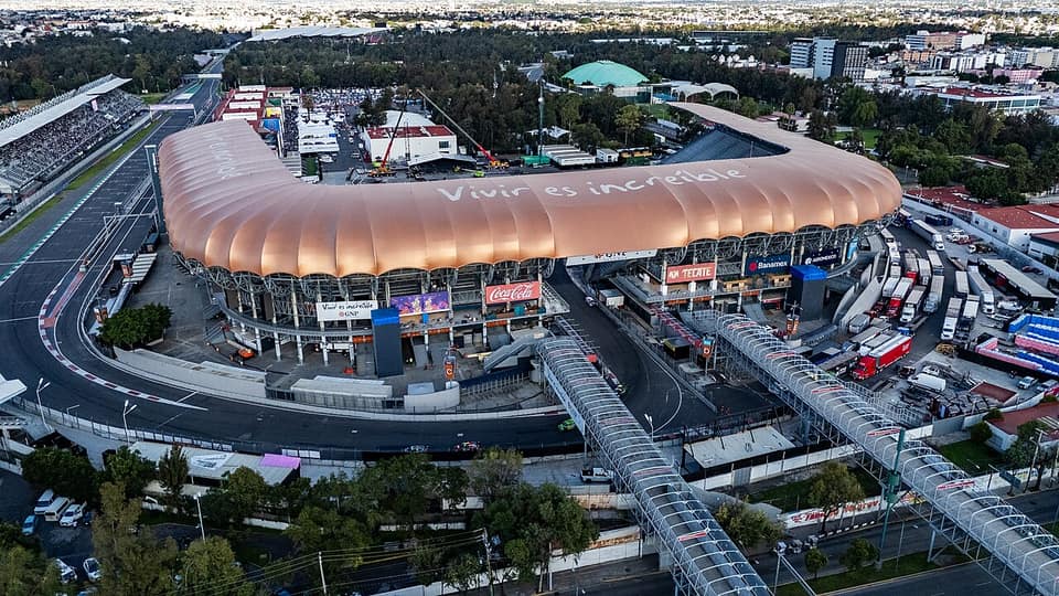 Vista aérea con dron del Autódromo Hermanos Rodríguez, en Ciudad de México: el estadio que atraviesa la pista y la recta que lo rodea (foto de archivo, 2025)