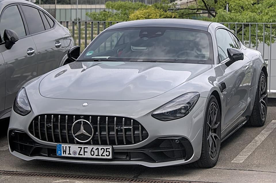 Mercedes-AMG GT 43 Coupé de la generación actual (C192) en gris, aparcado en Stuttgart
