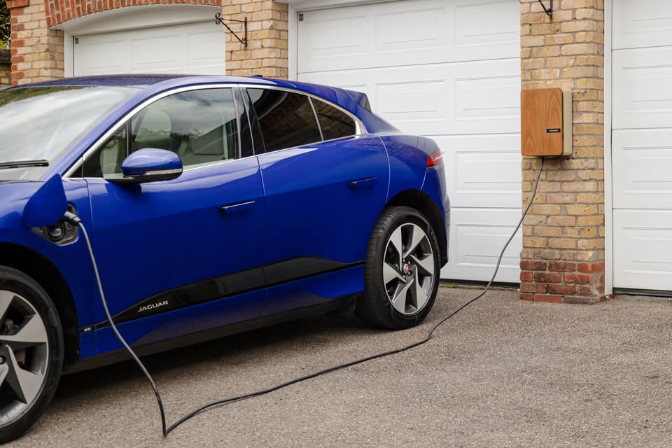 Cargador de pared para coche eléctrico instalado en el garaje de una vivienda