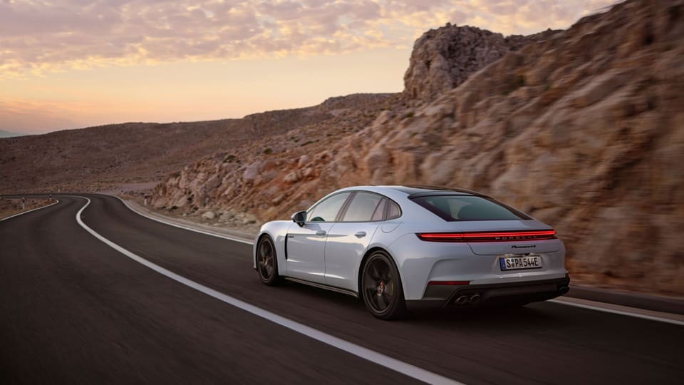 Porsche Panamera 4S E-Hybrid de la generación actual en blanco Roma