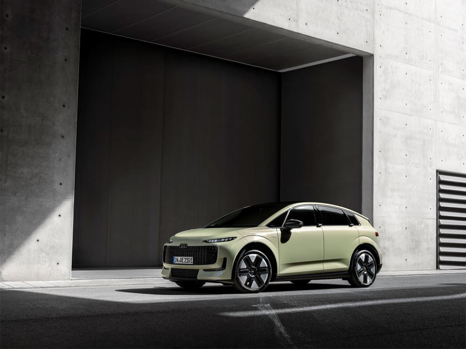 Audi A2 e-tron eléctrico de color verde pistacho visto de tres cuartos delantero